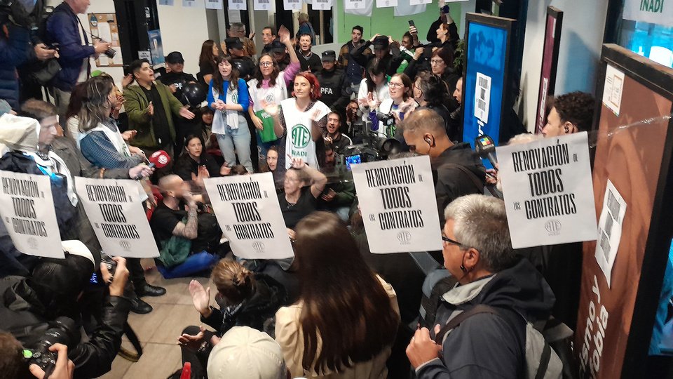 En medio de los despidos, otros tres meses en el limbo para 40 mil empleados públicos | El Gobierno prorroga contratos precarios hasta marzo