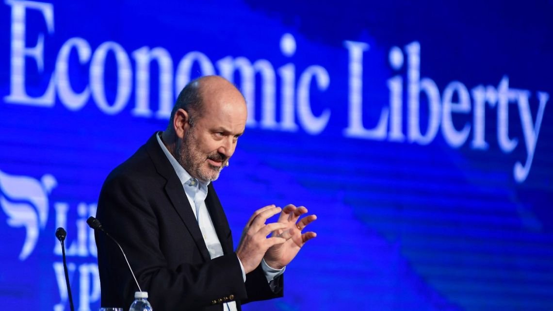 En medio de su disputa con Rocca, Sturzenegger celebró la liberación en la exportación de residuos