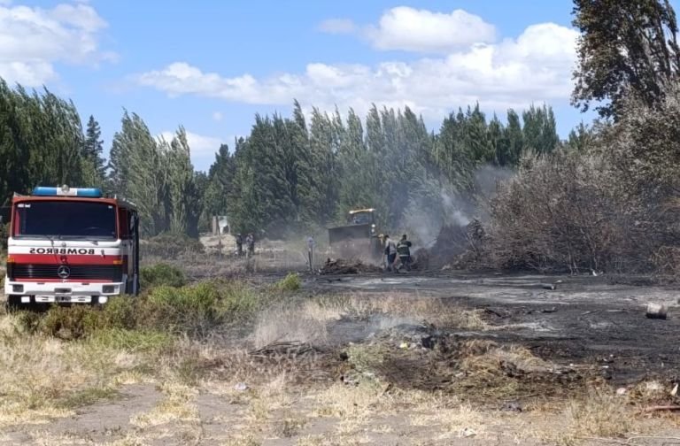 En rápida acción, Bomberos y Policía lograron controlar el incendio intencional de una chacra en Los Antiguos