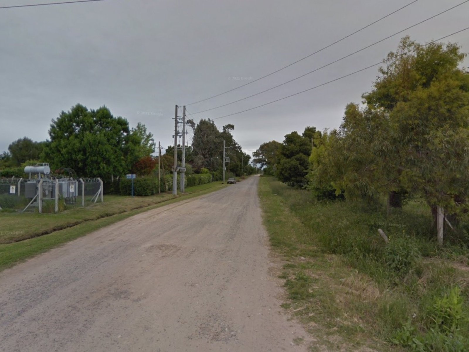 Enterró un frasco con medio kilo de oro en su patio, pero dos ladrones lo descubrieron y se lo robaron fingiendo un trabajo en su casa