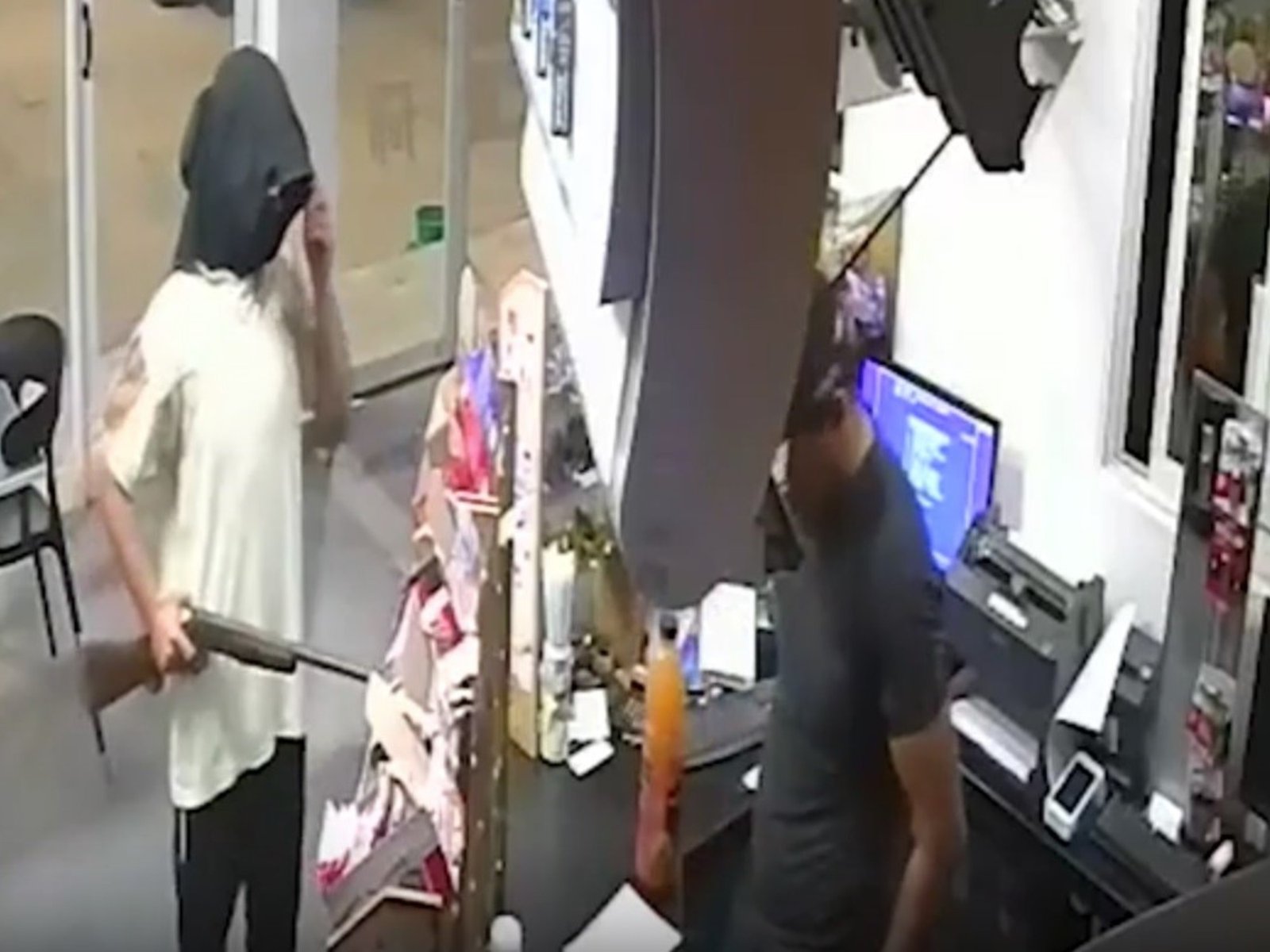 Entró a robar con una escopeta a una estación de servicio, el playero se resistió y protagonizaron un violento forcejeo