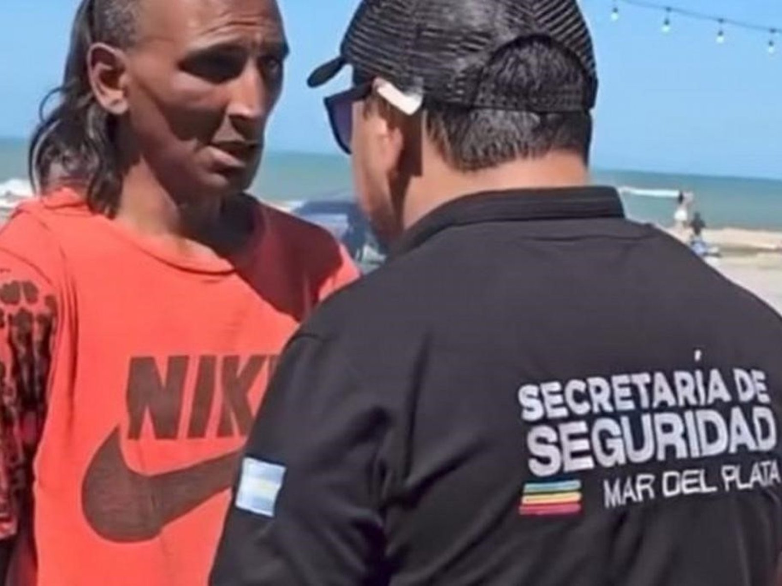 Fuerte discusión entre un trapito y un policía en Mar del Plata: “Tomátelas”