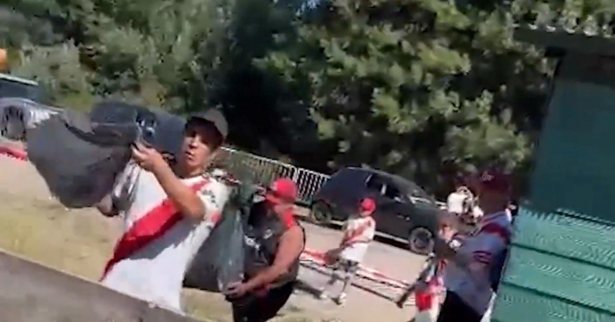Gran gesto de los hinchas de River: limpiaron la zona tras el recibimiento en San Martín :: Olé