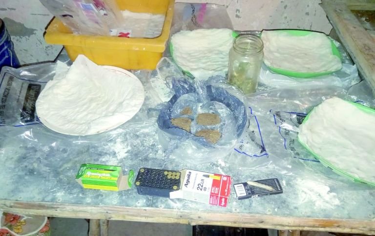 Hallan armas y drogas en un allanamiento por el robo a una estancia en Santa Cruz