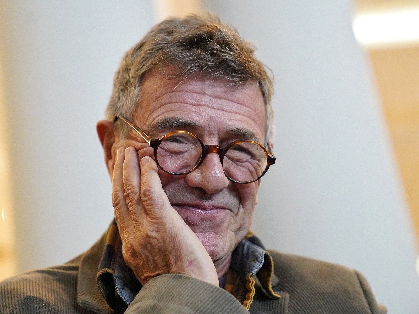 “Hay que escribir con la esperanza entre los dientes”