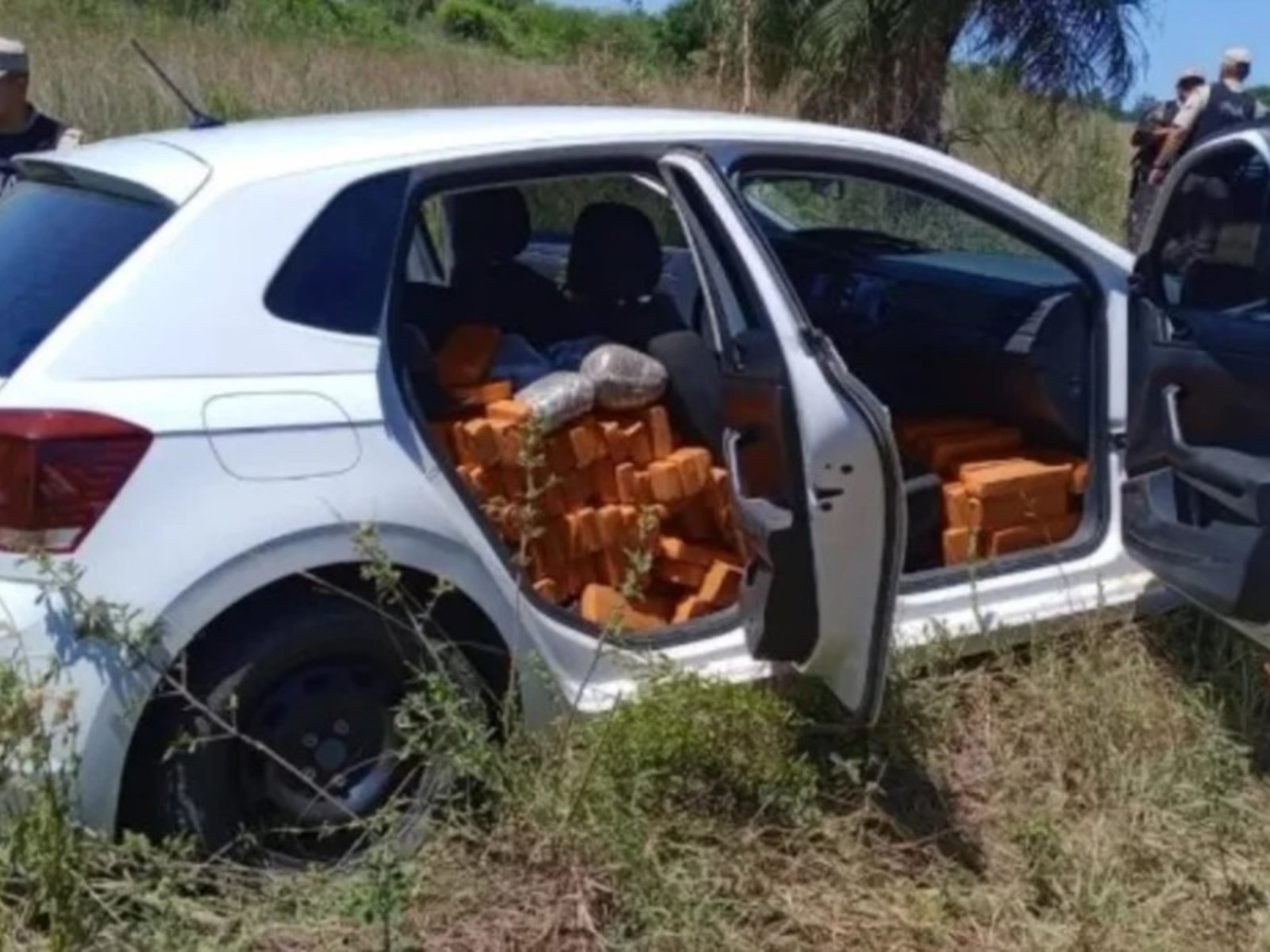 Iba por la ruta con el auto repleto de droga, intentó escapar de un control y lo detuvieron tras una intensa persecución