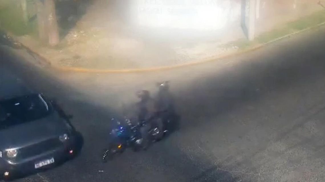 Impactantes imágenes: dos policías mueren al chocar contra una camioneta en medio de una persecusión