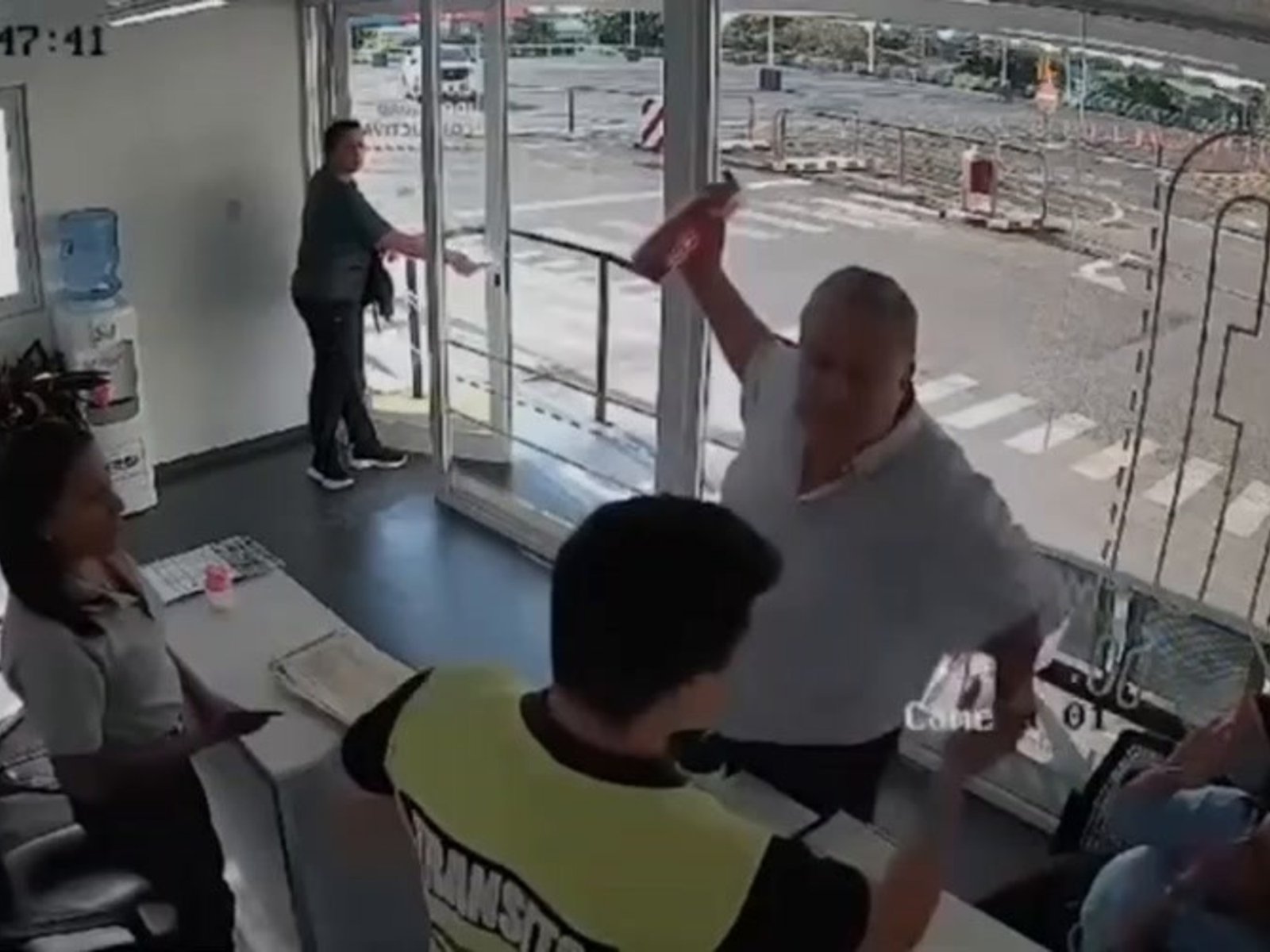 Increpó a tres empleados con un matafuegos y amagó con agredirlos porque no le dejaron renovar el carnet de conducir