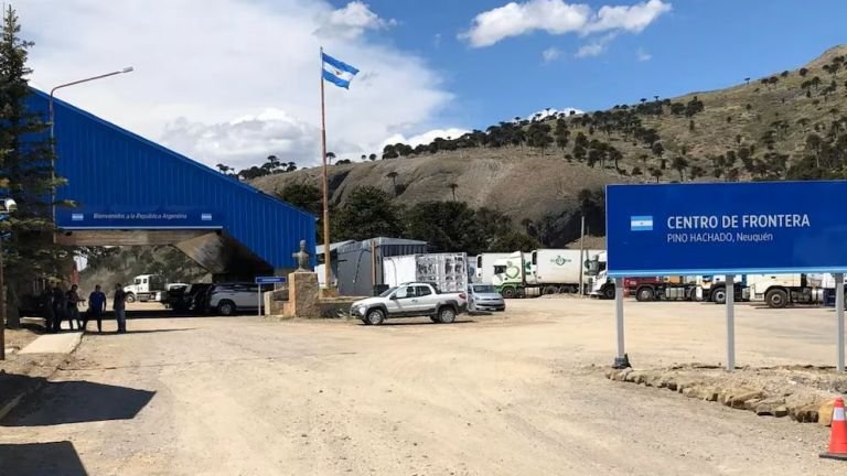 Intentó cruzar a Chile con su esposa muerta en el auto y fue detenido