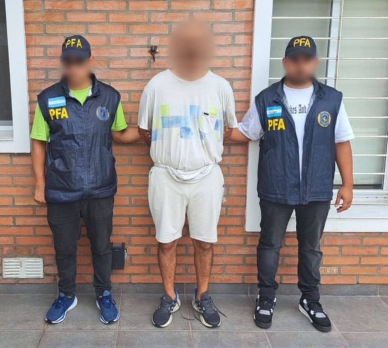 La Policía Federal Argentina detuvo a un peligroso criminal que amenazó de muerte a un vecino y atacó a tiros al personal policial
