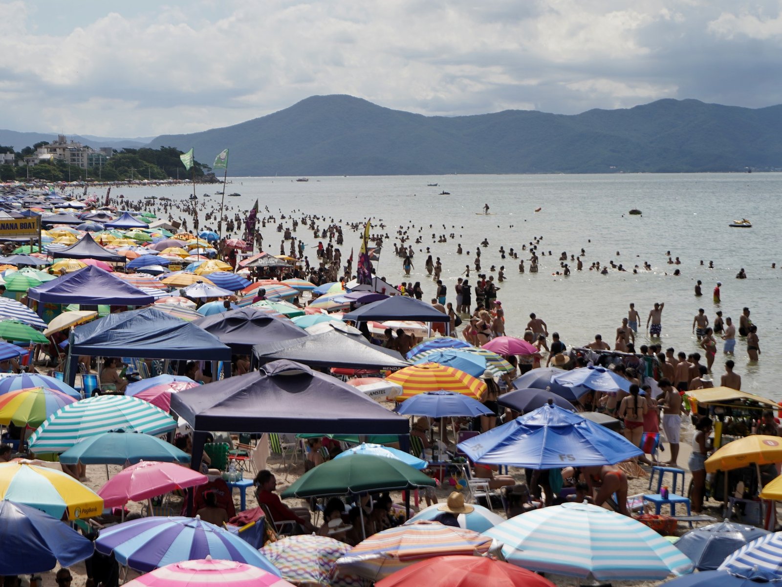 La impensada complicación con la que se encontraron los turistas en Florianópolis para plantar la sombrilla