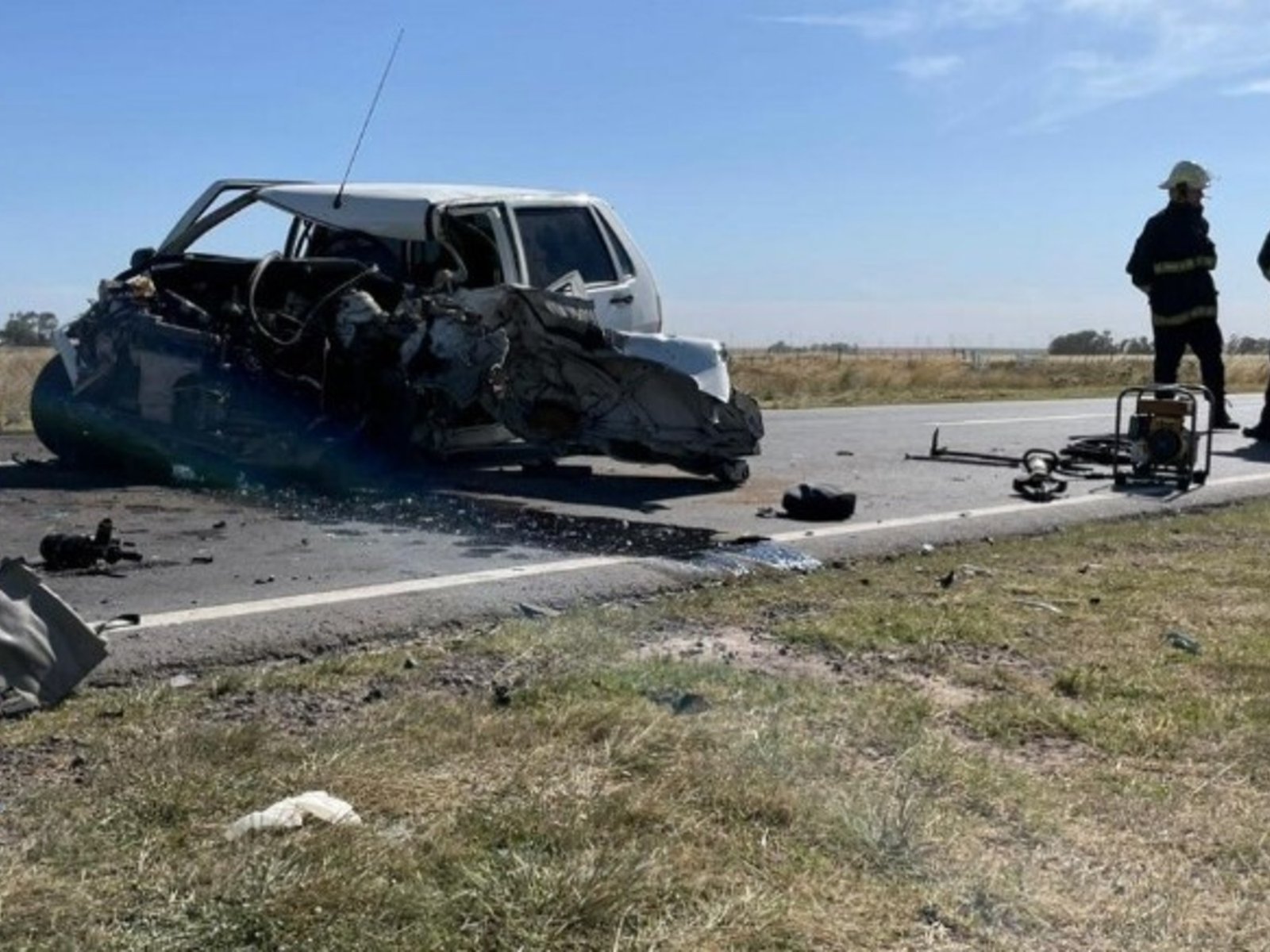 Llevaba a una pareja a un balneario en un Fiat Uno, chocó con una camioneta y murió