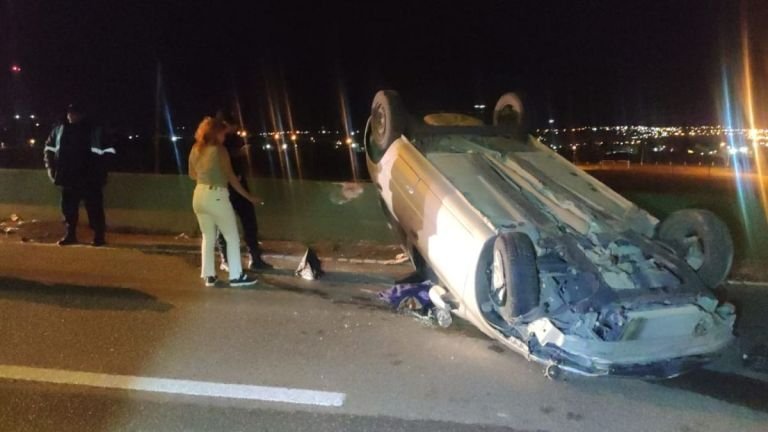 Manejaba alcoholizada, volcó y se salvó del secuestro de su auto porque no había grúa