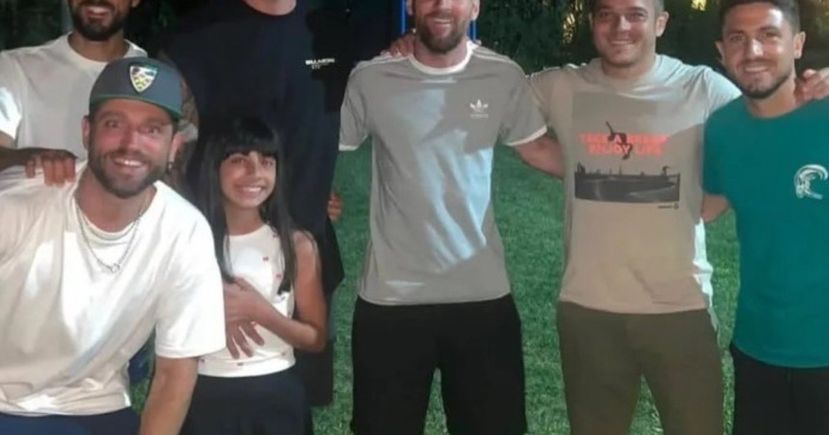 Messi se reencontró con sus compas de las infantiles de Newell’s :: Olé