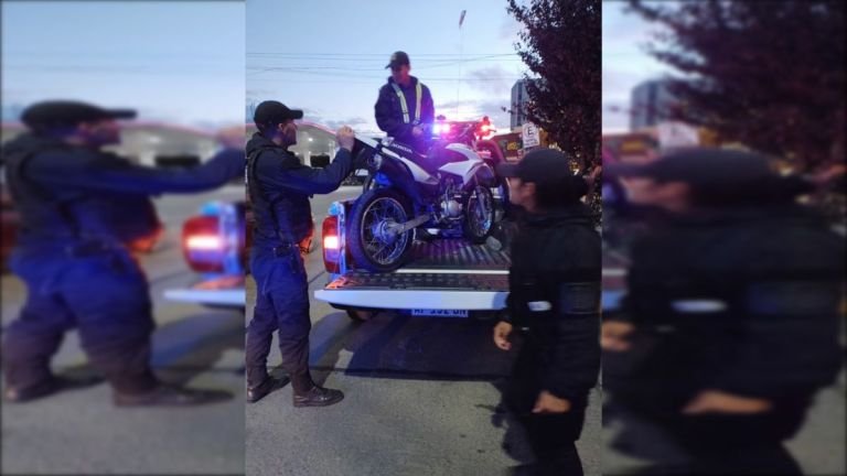 Protección Ciudadana detiene a conductor de moto por cruzar un semáforo en rojo en la Avenida Costanera