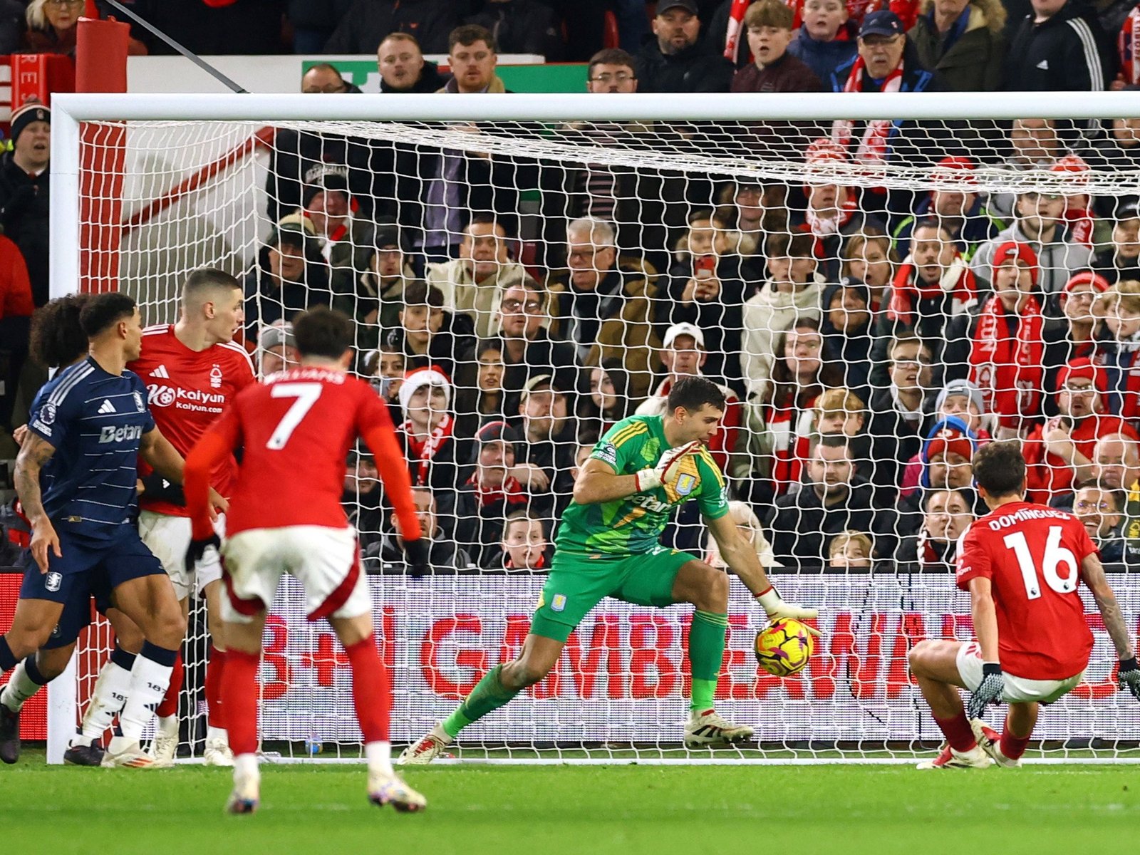 Qué dijo el Dibu Martínez después de ganar el premio a la atajada del mes en la Premier League