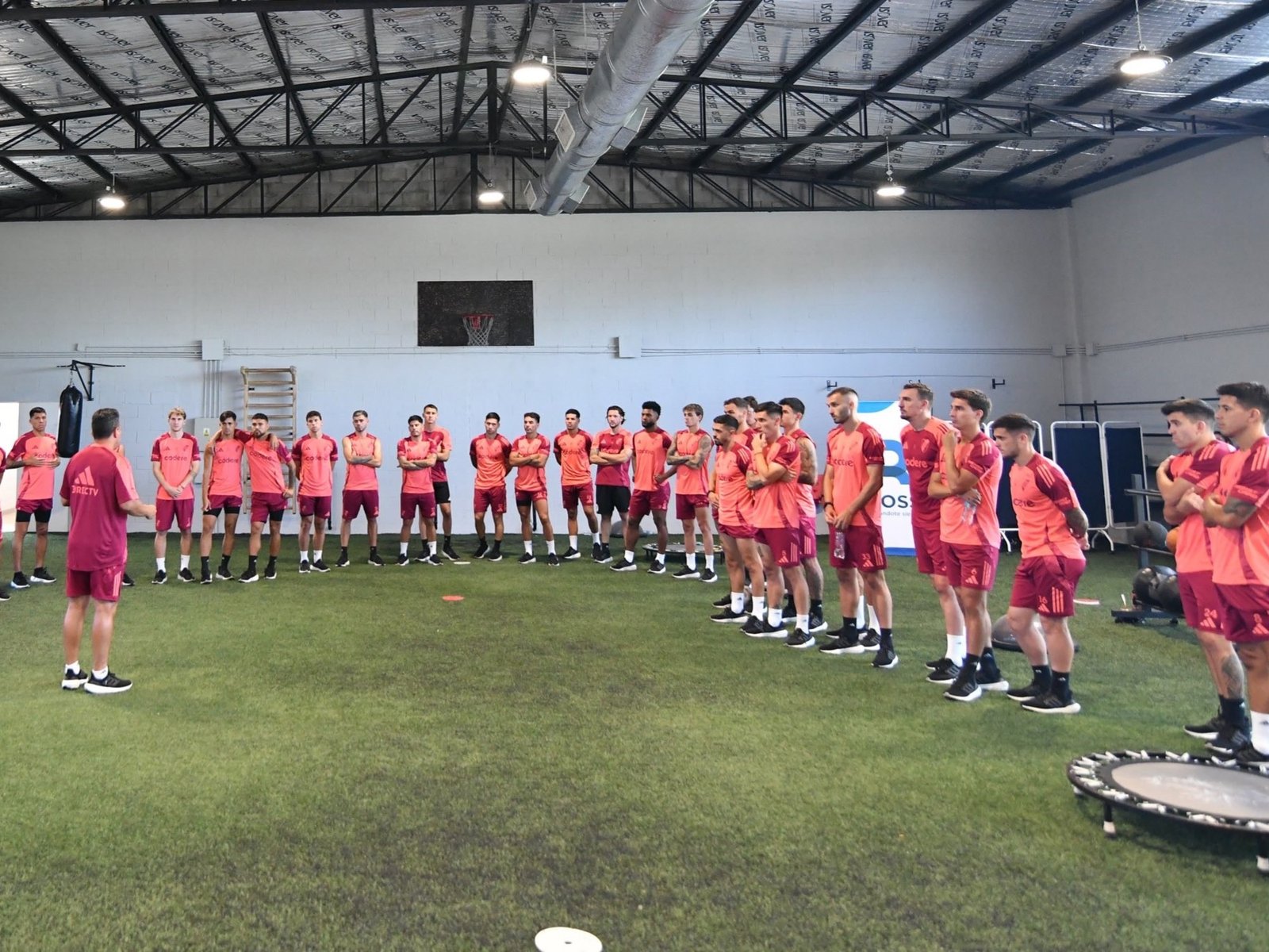 River llegó a San Martín de los Andes y recibió el cariño de multitud antes de comenzar con la pretemporada para un año muy especial