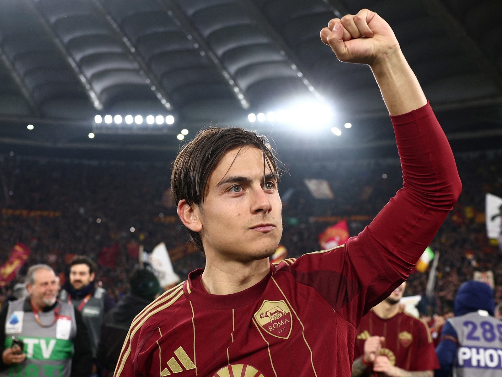 Roma, de la mano de Dybala y Paredes, se quedó con el clásico contra Lazio, que sufrió la expulsión de Taty Castellanos