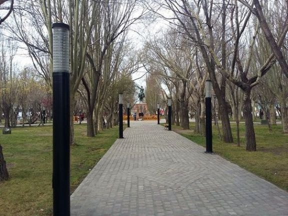 Santa Cruz: Nene tocó un poste de luz mientras jugaba en una plaza pública y se electrocutó