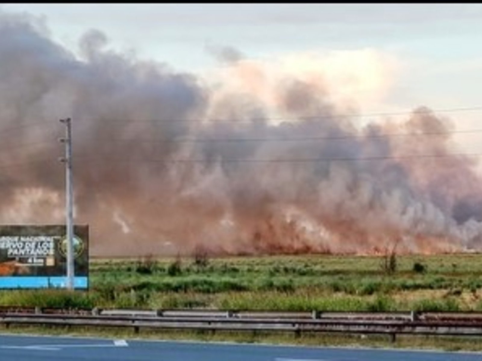 Se agrava el incendio en Campana y el fuego amenaza con cortar la ruta 9