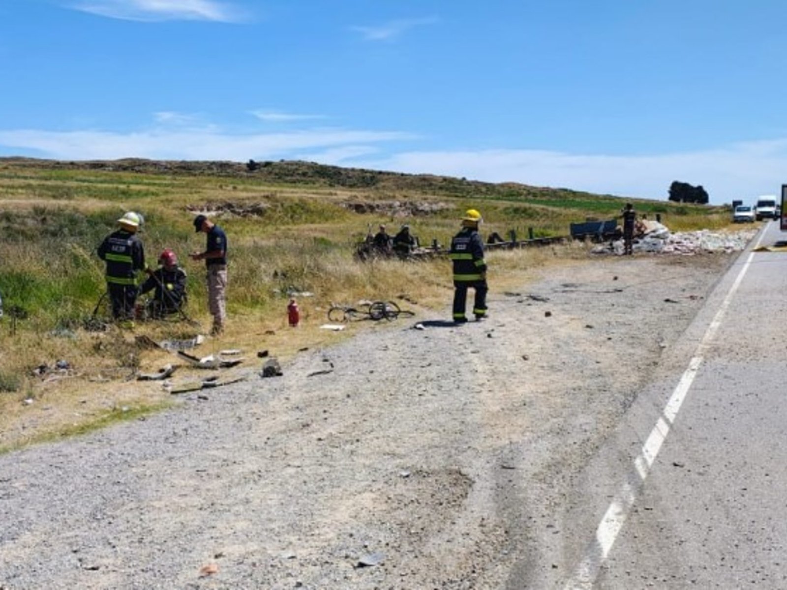 Se mandaron a la ruta, venía un camión y los chocó al medio: tres muertos