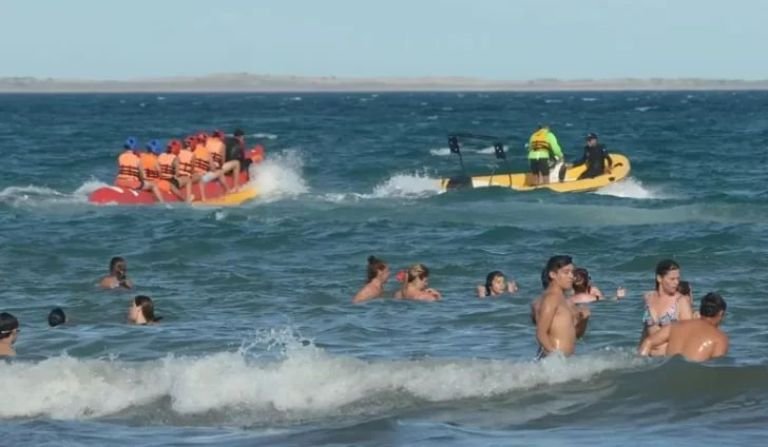 Trágico accidente en Las Grutas: un joven quedó atrapado en la hélice de la “banana” y sufrió graves cortes en las piernas