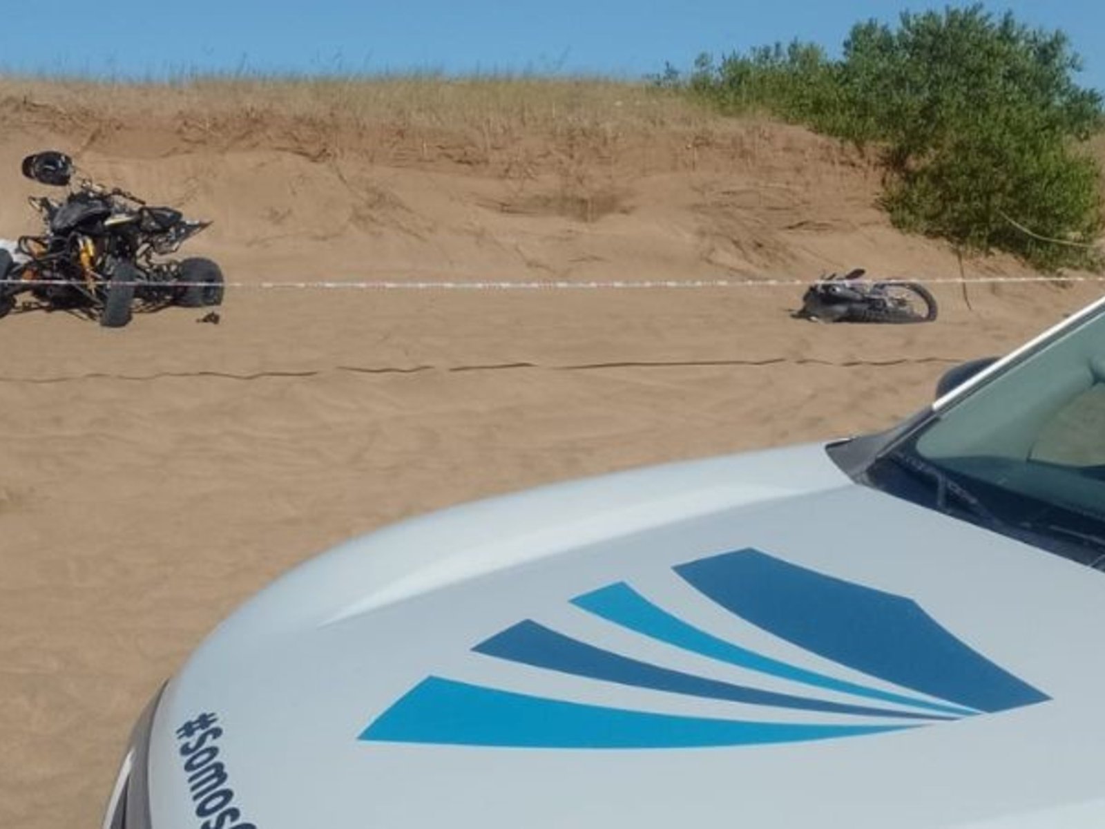 Trágico choque entre una moto y un cuatriciclo en los médanos de Villa Gesell: un muerto