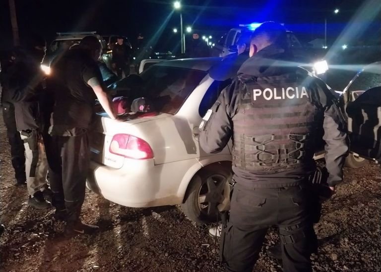 Tras feroz enfrentamiento armado en Caleta Olivia, hubo múltiples allanamientos e incautaron drogas y vehículos adulterados