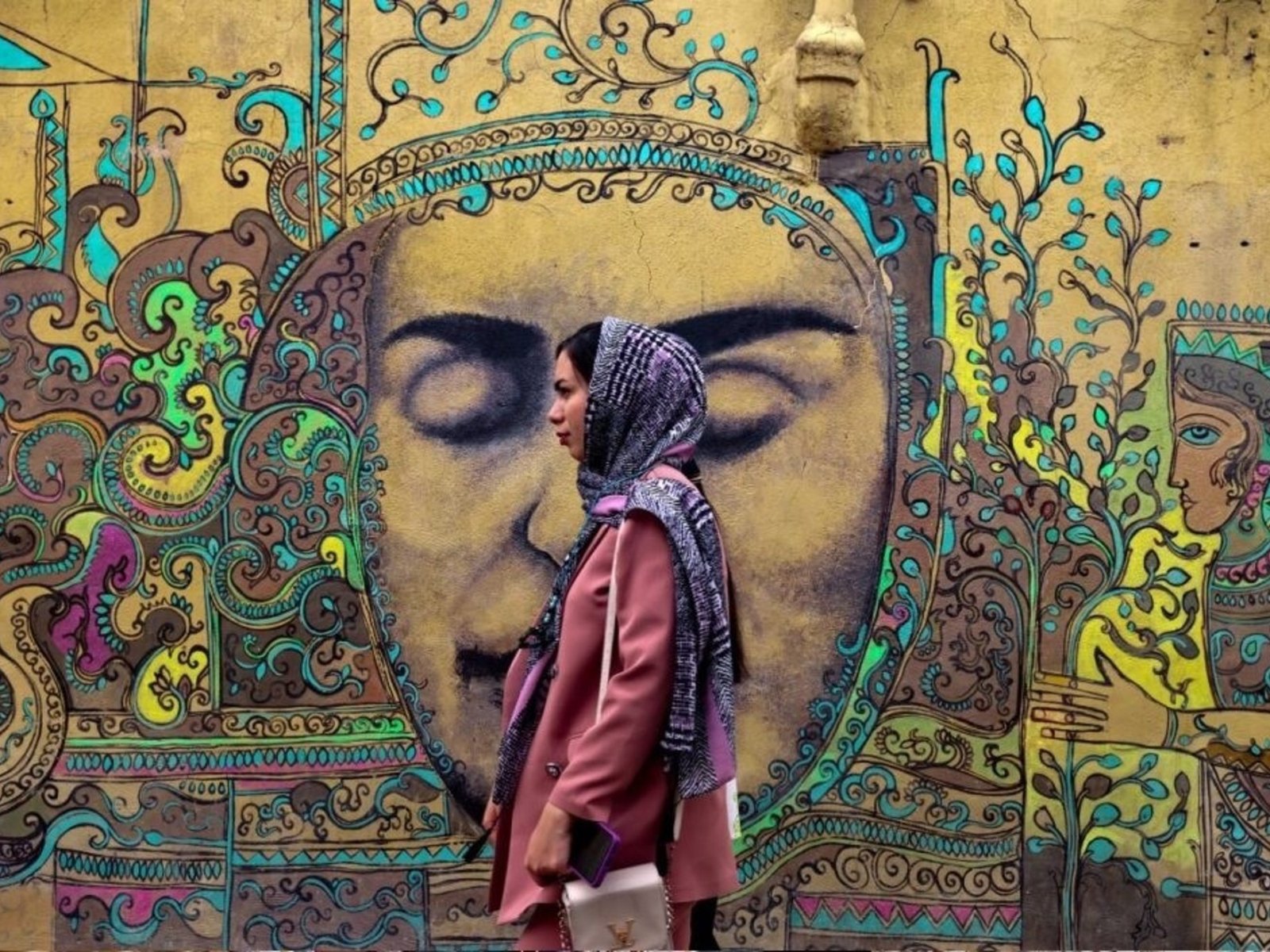 Un artista convirtió un barrio abandonado de Irán en un centro cultural