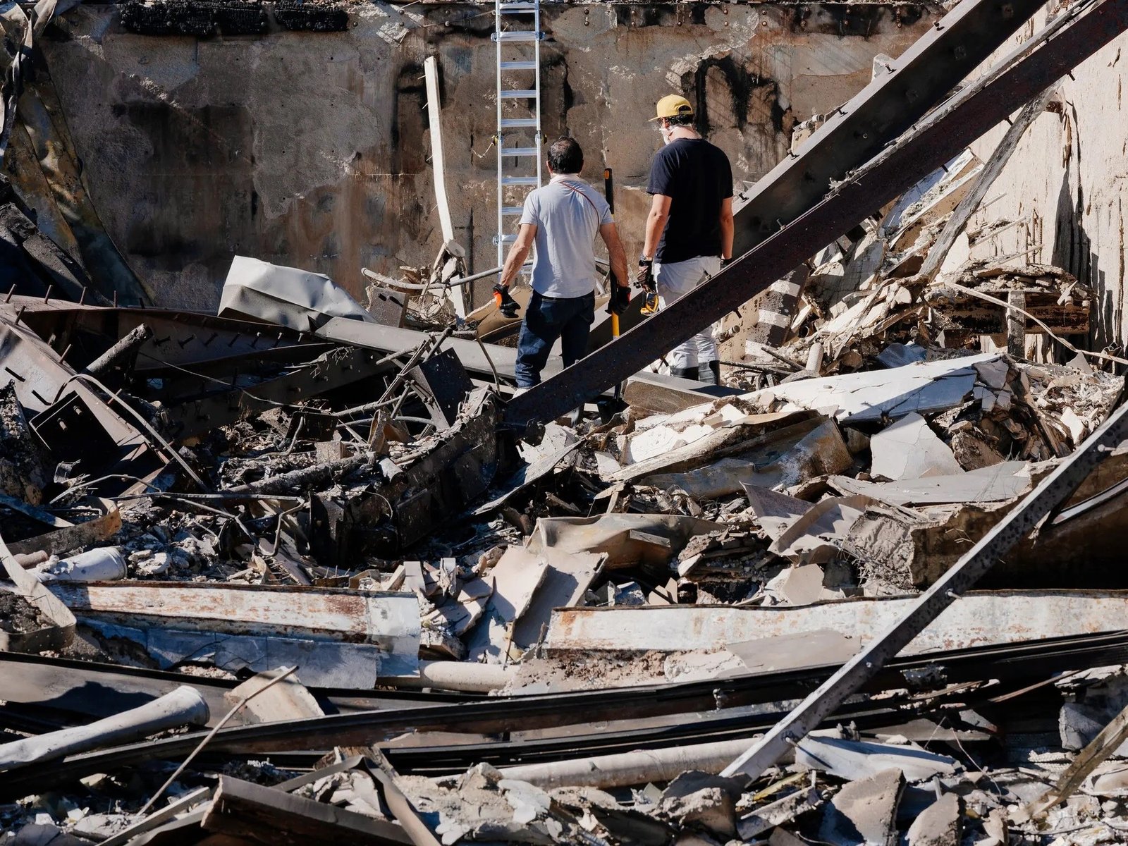 Un coleccionista dice que sus cuadros de Warhol y Haring fueron alcanzados por el fuego