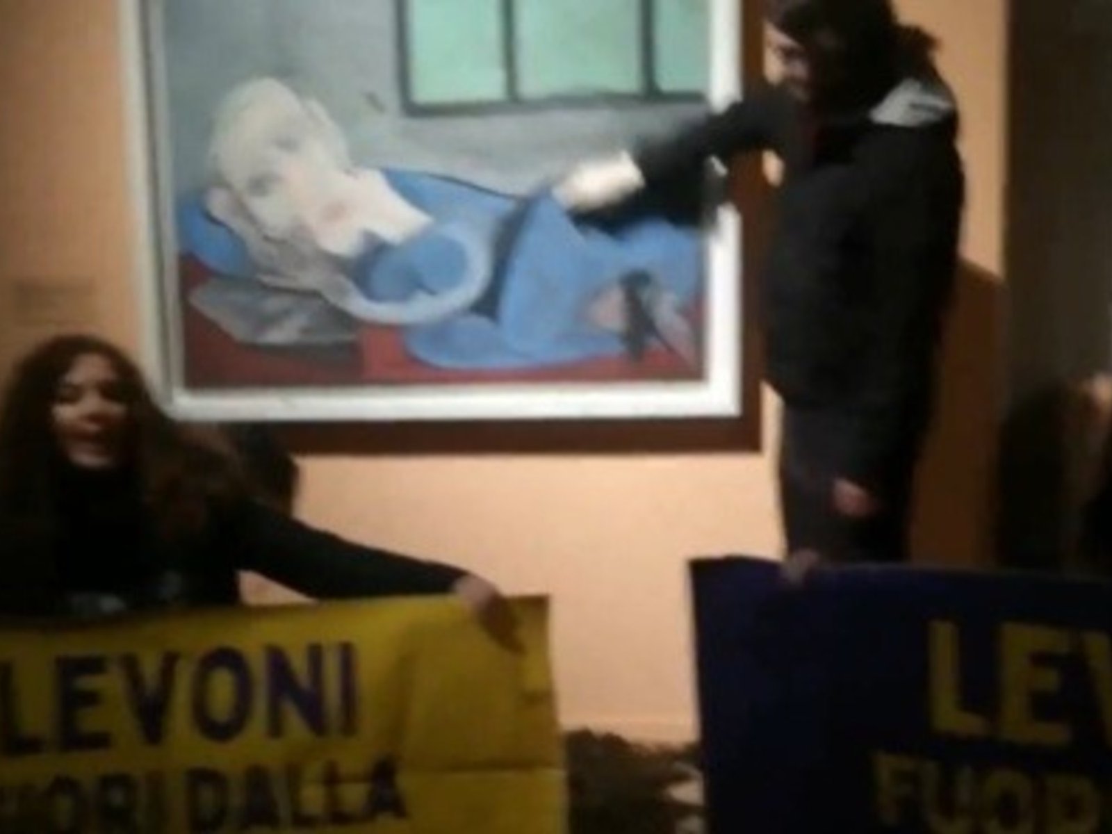 Un grupo de animalistas atacaron con materia fecal el vidrio que cubre un obra de Picasso