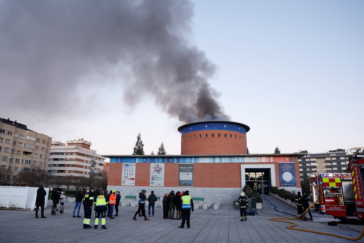 Un incendio daña la cúpula del Planetario de Pamplona, una de las más grandes de Europa | España