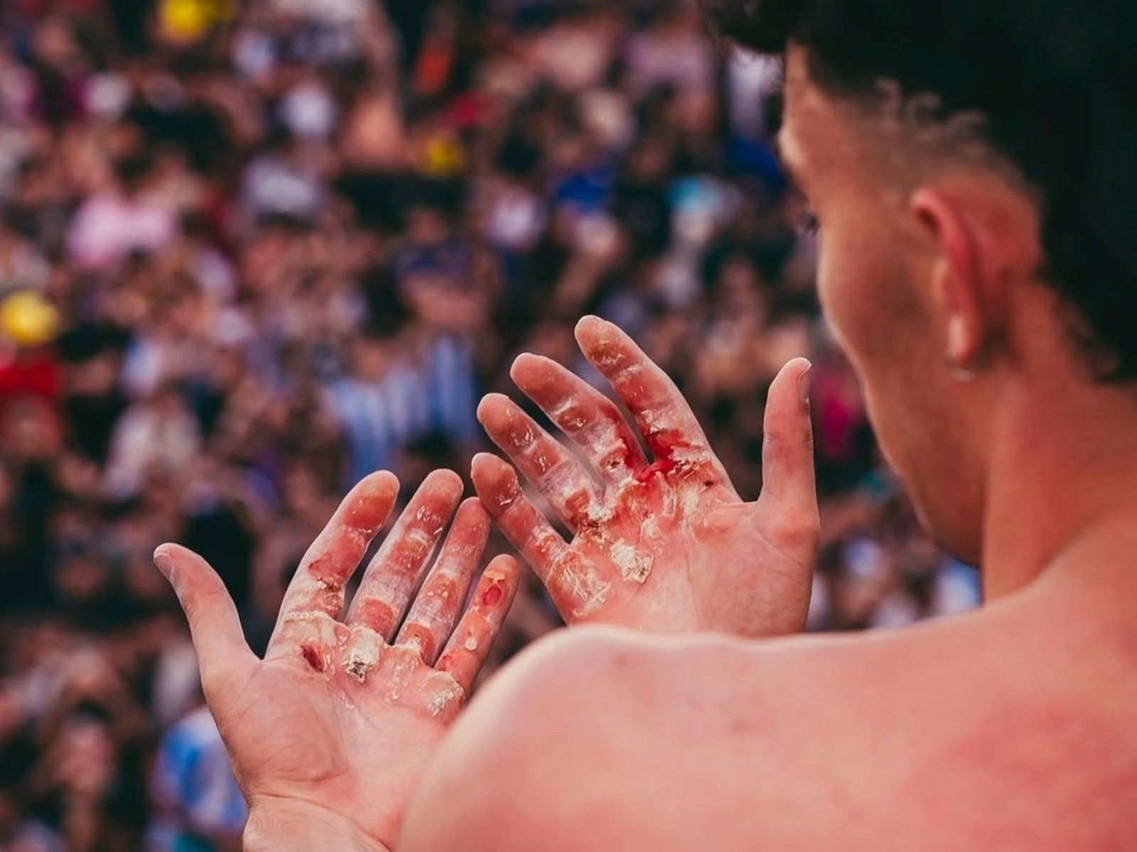 Un influencer juntó a miles de fans en el Obelisco a horas del Año Nuevo, batió un récord y terminó sangrando