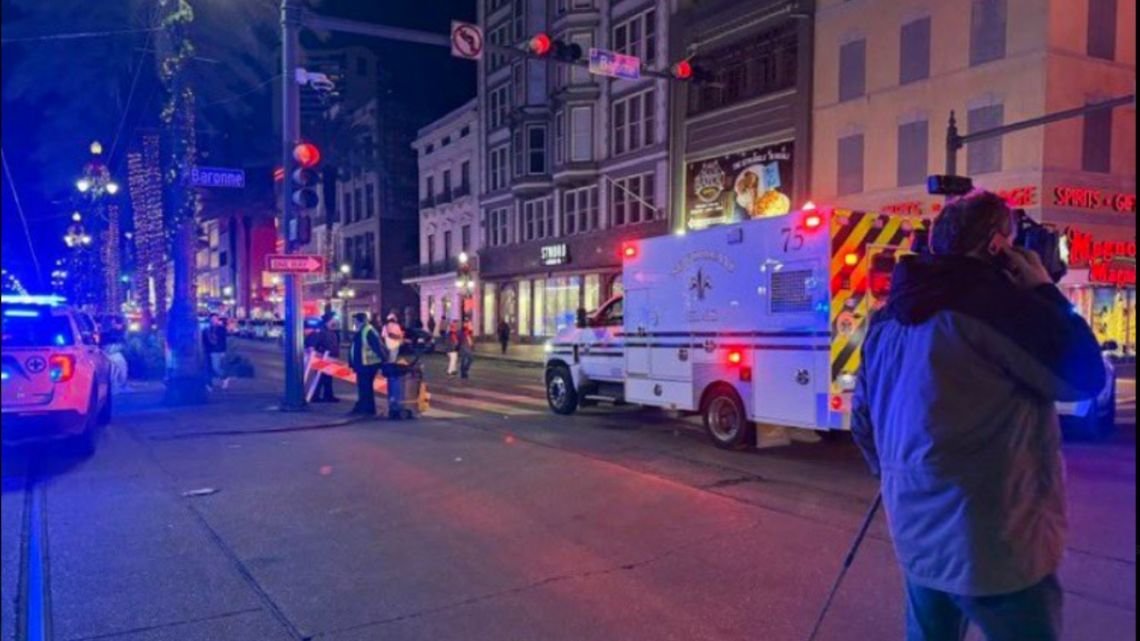 Una camioneta atropelló a una multitud en Nueva Orleans: hay al menos 10 muertos