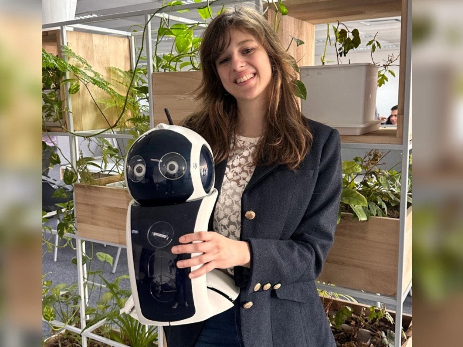 Una joven argentina usó la inteligencia artificial para crear un robot que asiste a adultos mayores y sirve para emergencias