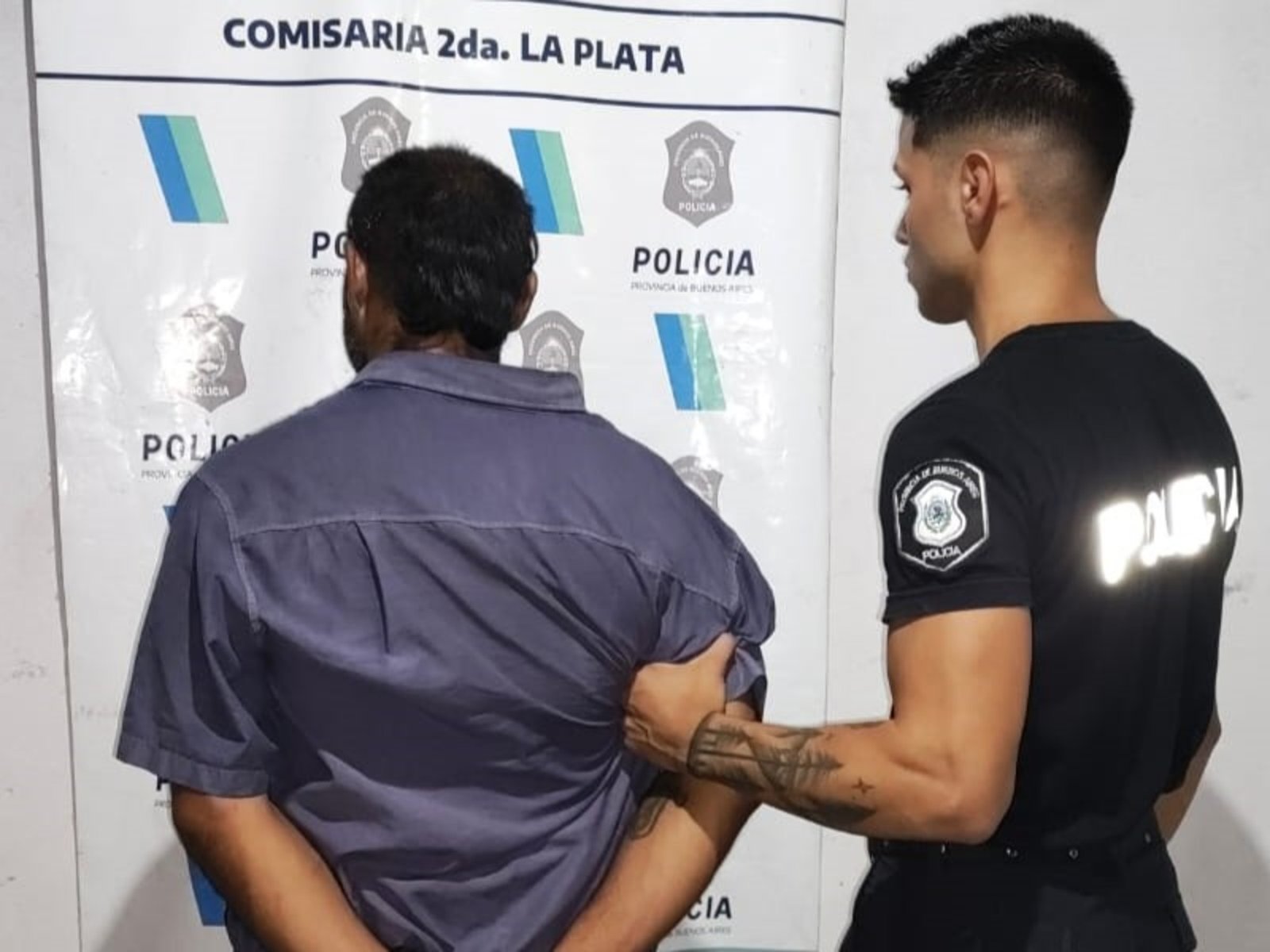 Una mujer fue asesinada a puñaladas por un desconocido que también atacó a cuchillazos a dos hombres