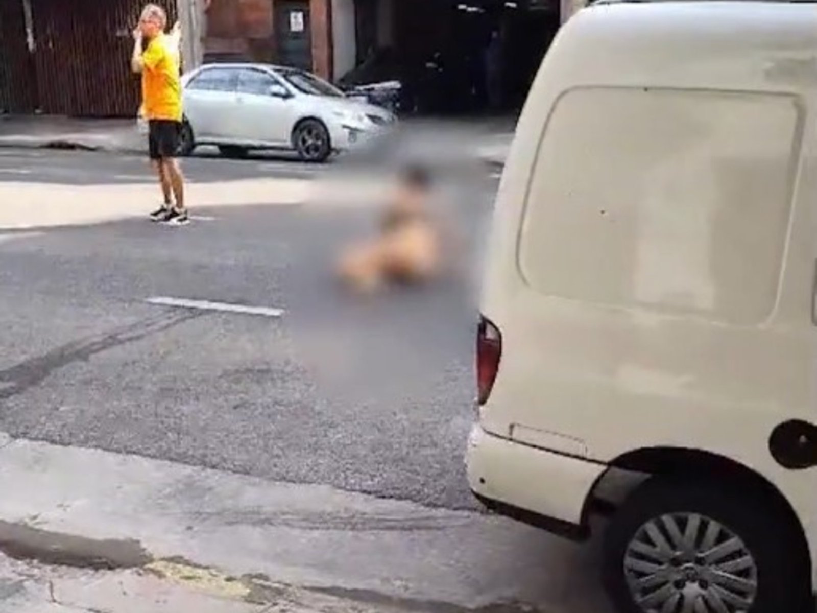 Una mujer semidesnuda se tiró de un balcón en Palermo y detuvieron a un cirujano plástico acusado de prostituirla