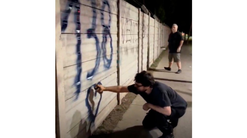 Una pintada por la memoria: Juan Grabois sacudió el confort del Jockey Club de San Isidro