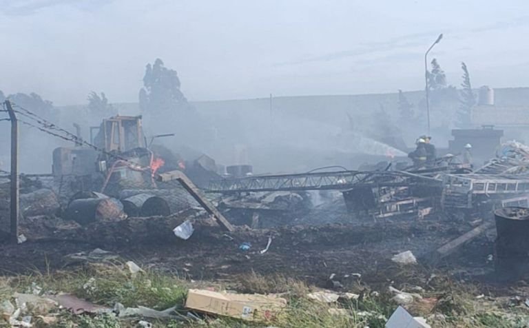 Varias dotaciones de Bomberos Voluntarios combatieron un incendio de grandes proporciones en la planta asfáltica  