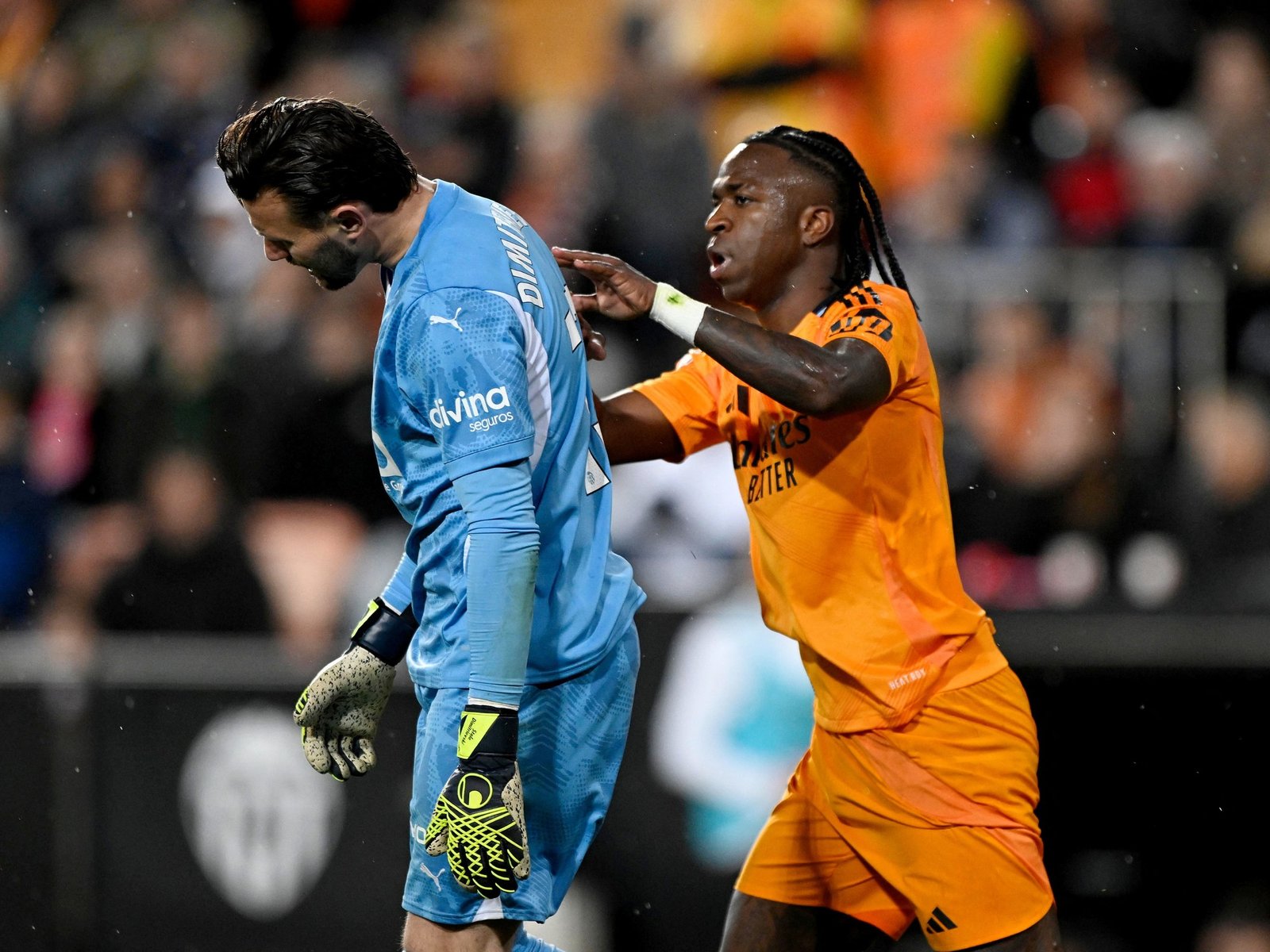 Vinícius Júnior fue expulsado y explotó contra el árbitro, pero a Real Madrid no le importó y le dio vuelta el partido a Valencia