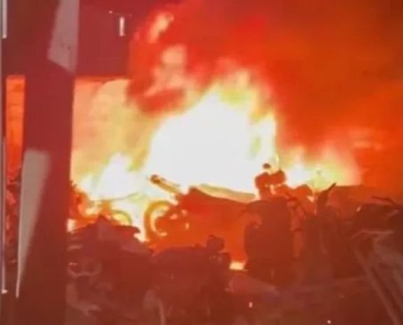 Violento incendio destruyó unas 100 motos secuestradas en Caleta Olivia