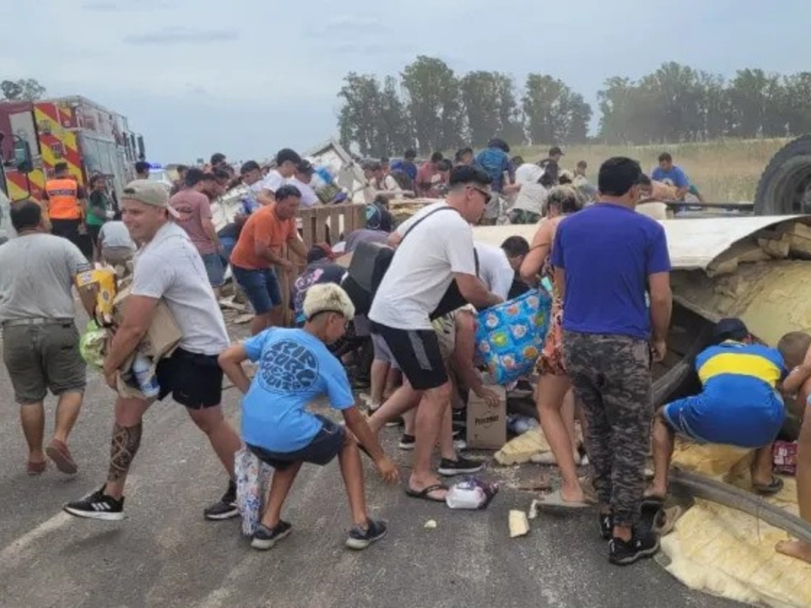 Volcó un camión, murió el chofer y vecinos saquearon la carga mientras los rescatistas trabajaban en el lugar