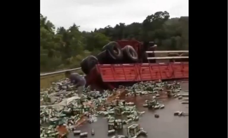 Volcó un camión que transportaba latas de cerveza y en minutos lo saquearon