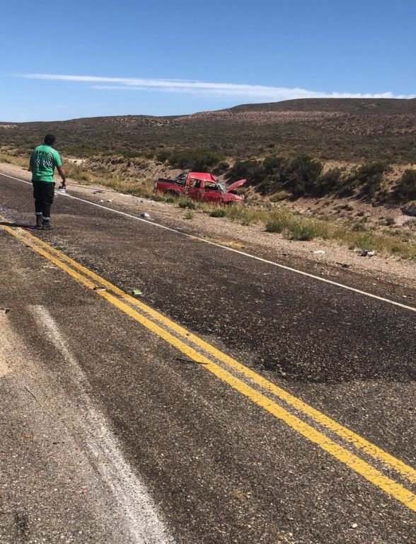 Volcó una camioneta cerca de Paso de Indios, a 200 kms. al oeste de Trelew
