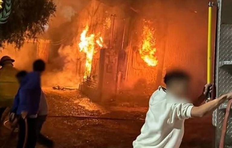 Voraz incendio destruyó histórica vivienda en Puerto Pirámides