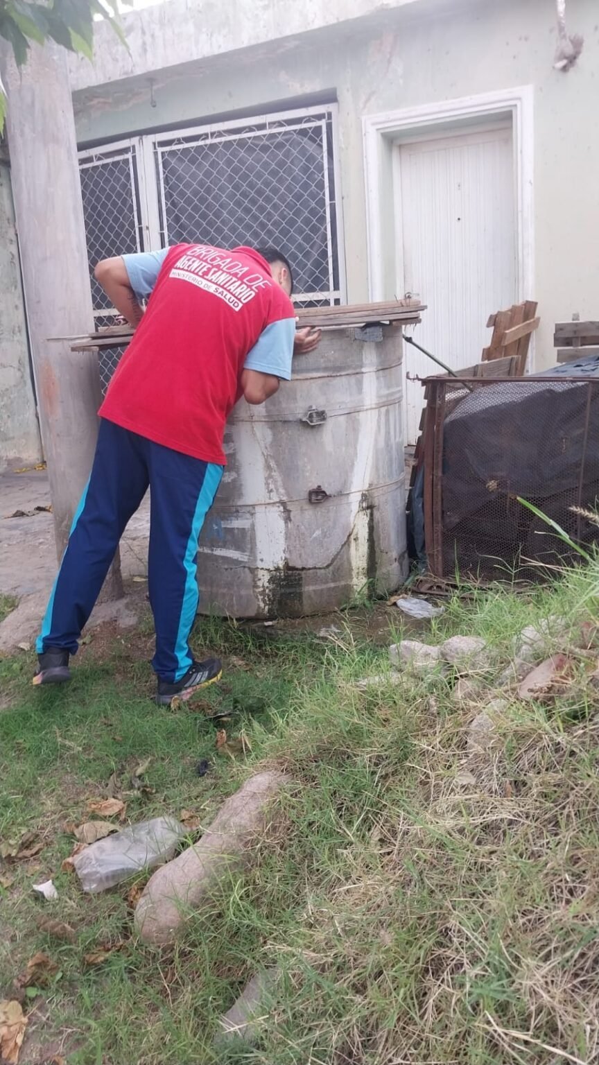 Intenso trabajo en la zona de la vivienda donde se identificó un caso positivo de dengue