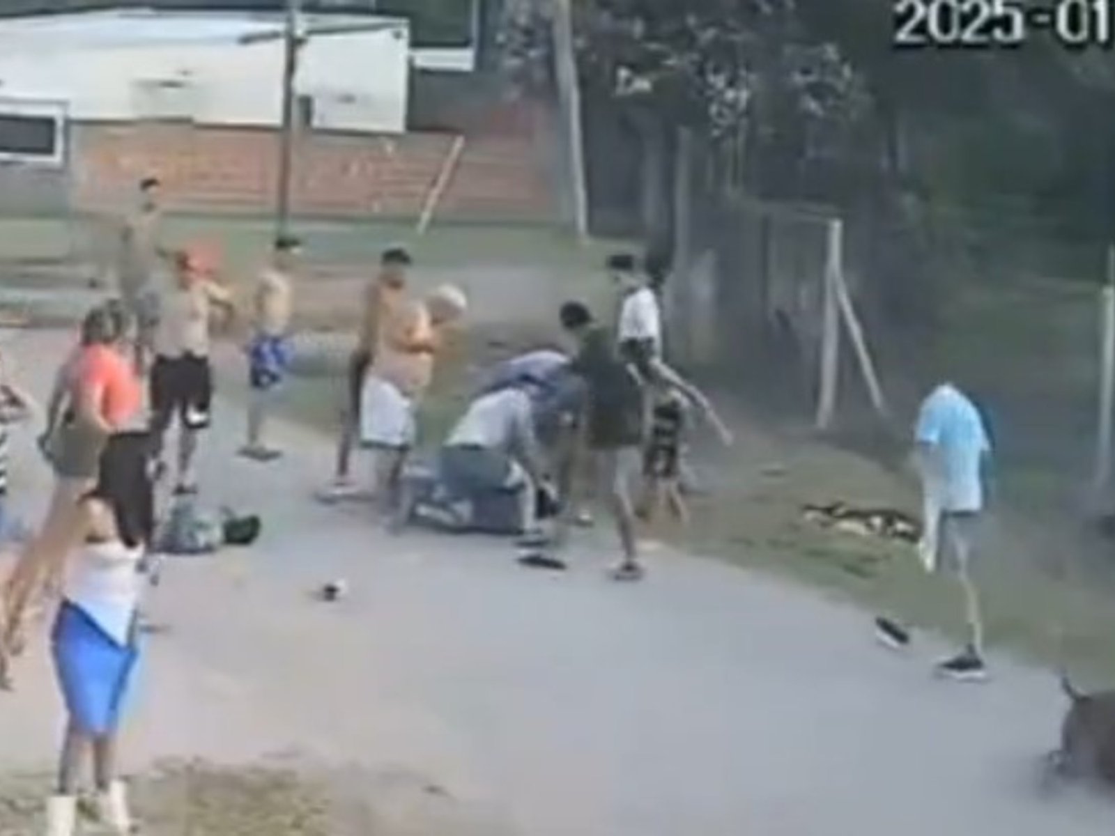 acusan a una mujer policía de dispararle a un hombre que había ido a reclamarle una deuda a su hermano