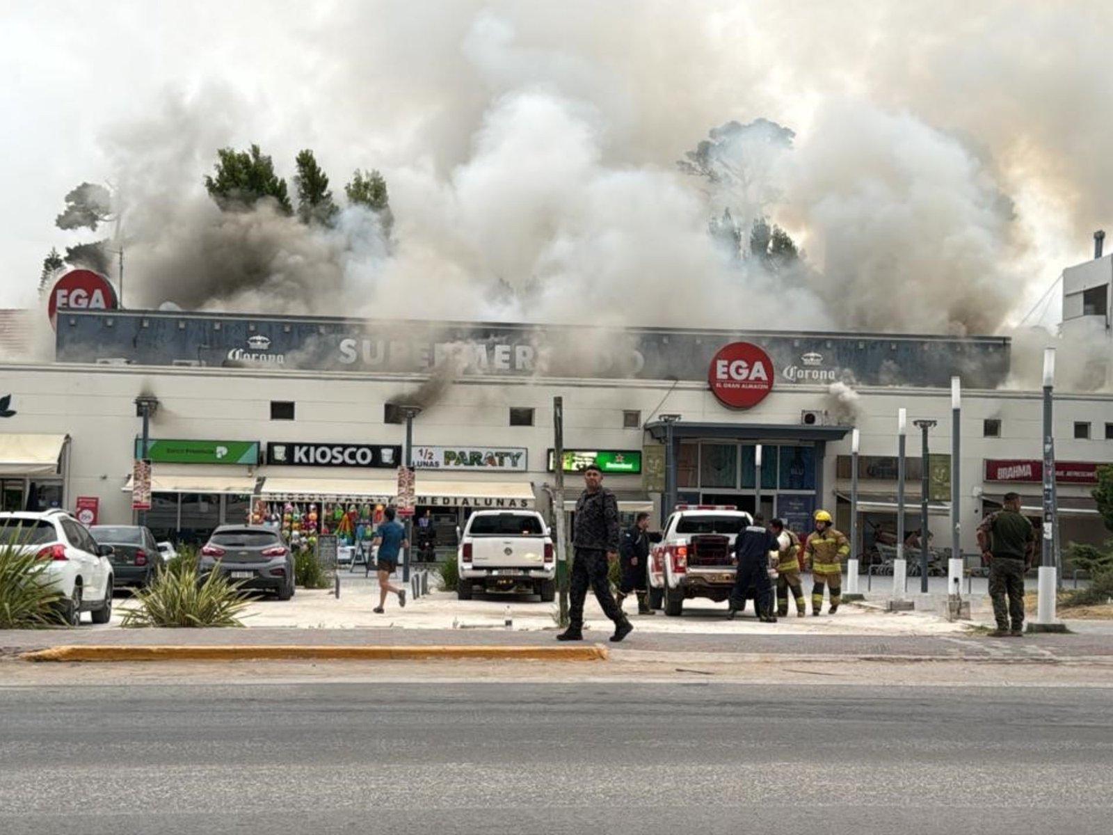 al menos tres heridos por un voraz incendio en un supermercado céntrico
