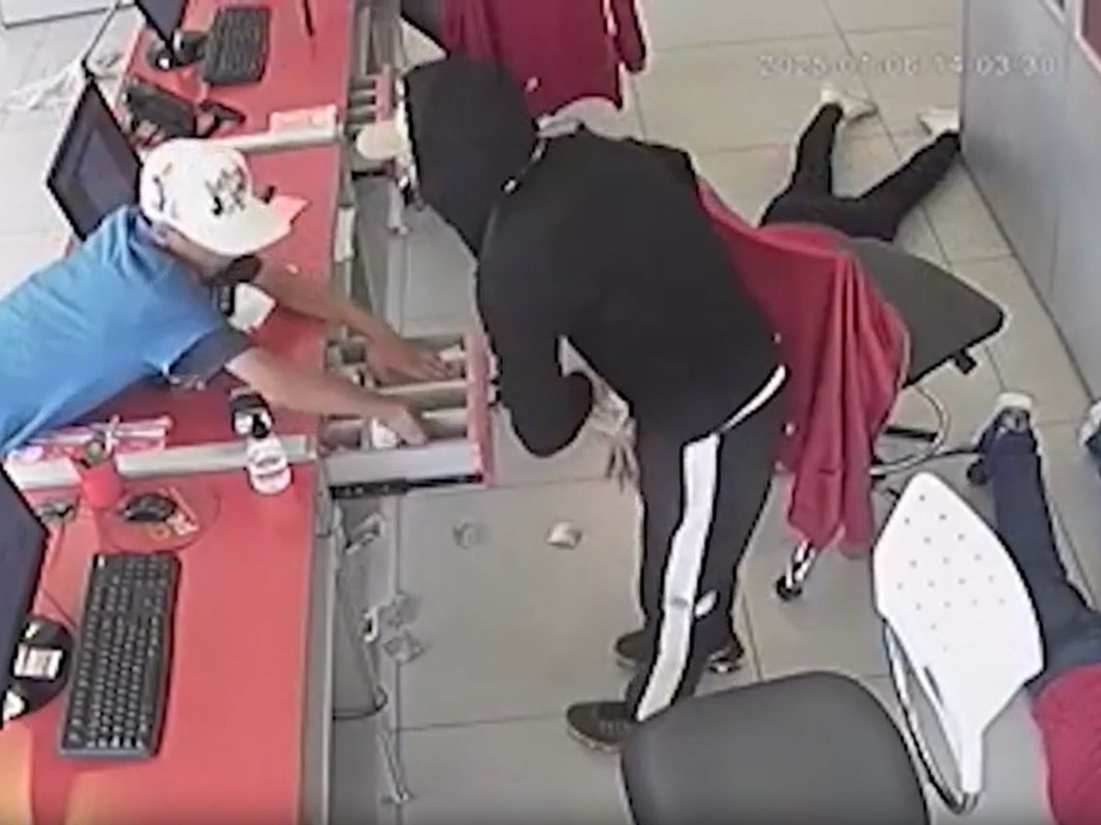 amenazas de muerte, billetes por el piso y el descuido que delató a los ladrones