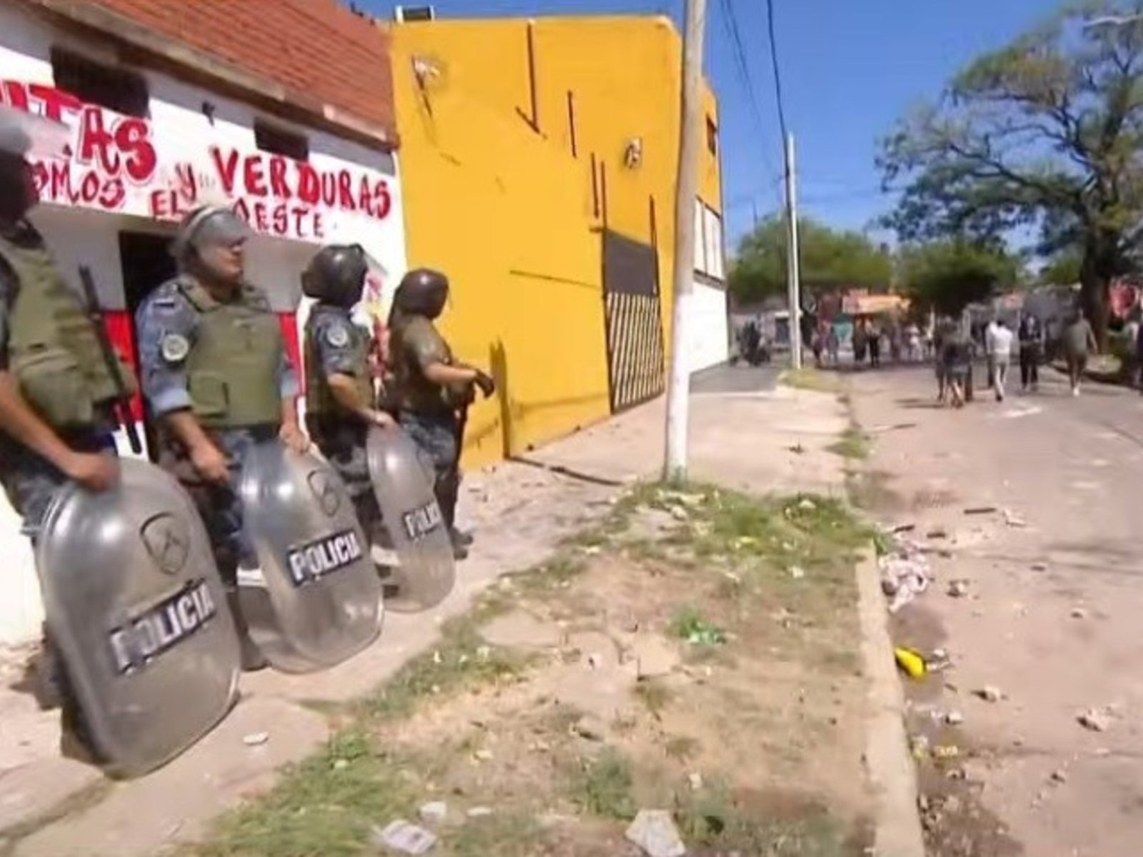 asesinan a balazos a un joven que pasaba por la vereda durante una disputa narco